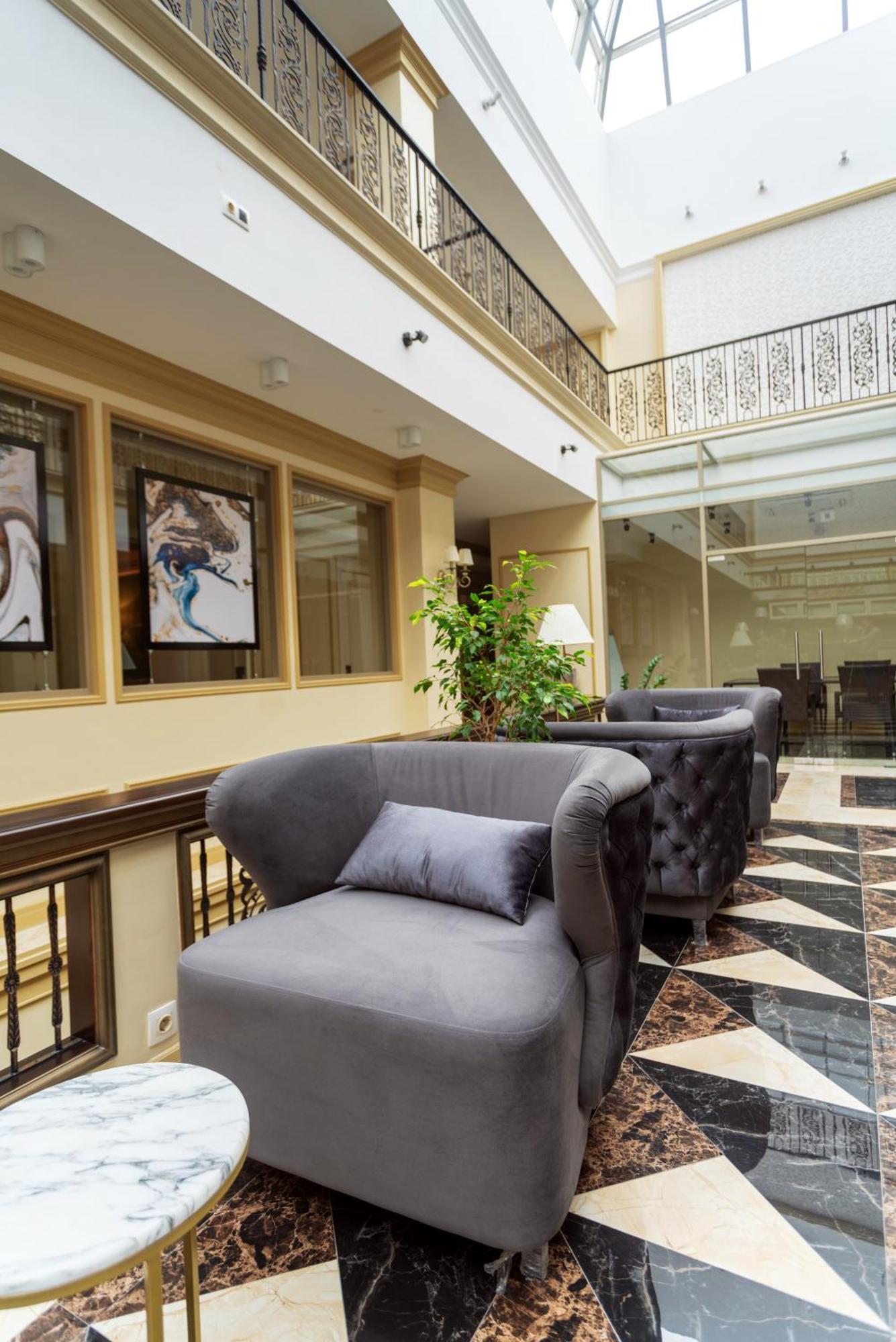 Hotel Royal Bv Ustʼ-Kamenogorsk Exterior foto